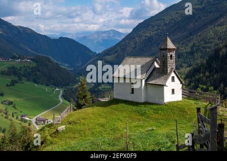 Kapelle auf einem Hügel. Hinterbichl, Prägraten am Großvenediger, Lienz, Österreich, Europa. Stockfoto