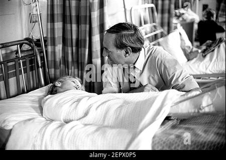 Childrens Ward Cardiff Hospital. Krankes Kind mit Besucher Stockfoto