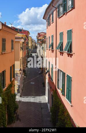 Erhöhter Blick auf die Via Mazzini Straße im historischen Zentrum der Altstadt mit den typischen farbigen Häusern, Sarzana, La Spezia, Ligurien, Italien Stockfoto