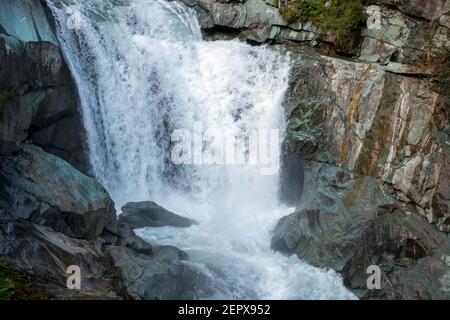 Isel Wildbach, Wasserfall. Umbaltal Alpental. Virgental in Osttirol. Österreichische Alpen. Europa. Stockfoto