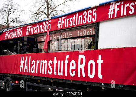 Berlin, Deutschland. Februar 2021, 28th. Ein LKW mit Spruchbändern mit den Aufschriften '#FirstInn365' und '#AlertRed' fährt in der Demonstration durch die Stadt mit einer Autokolonne von Arbeitern der Veranstaltungsindustrie. Quelle: Fabian Sommer/dpa/Alamy Live News Stockfoto