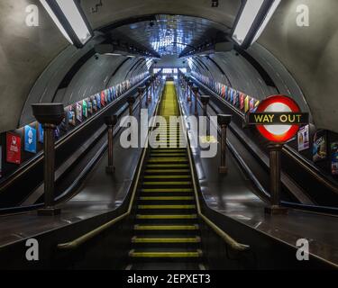 Markante gelbe Treppe an einer leeren St. John's Wood U-Bahnstation in London während der Absperrung. Stockfoto