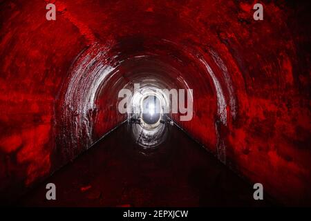Überfluteter gewölbter Kanaltunnel mit Wasserspiegelung. Stockfoto