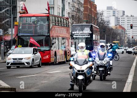 Berlin, Deutschland. Februar 2021, 28th. Eine Autokolonne unter dem Motto '#AlarmstufeRot' der Eventbranche fährt am Bundesministerium der Finanzen vorbei. Quelle: Fabian Sommer/dpa/Alamy Live News Stockfoto