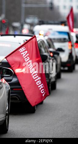 Berlin, Deutschland. Februar 2021, 28th. Ein Auto mit der Flagge '#AlarmRed' fährt bei der Demonstration mit einer Autokade der Eventbranche am Bundesministerium der Finanzen vorbei. Quelle: Fabian Sommer/dpa/Alamy Live News Stockfoto