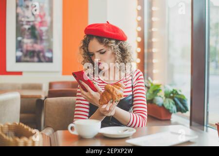Unzufriedene Frau mit Smartphone in europäischen Stadt Straßencafé. Datum des Fehlgeschlagen Stockfoto