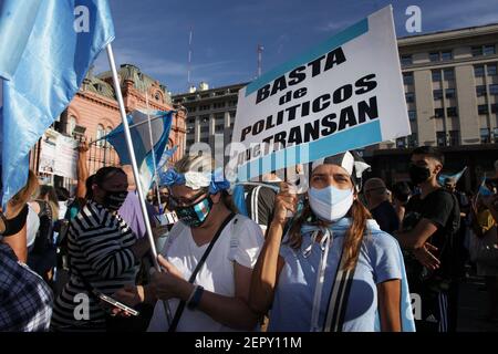 Buenos Aires, Buenos Aires, Argentinien. Februar 2021, 27th. März von der Opposition gegen Fälle von privilegierten Impfungen in Argentinien aufgerufen. Buenos Aires 2021-02-27 Quelle: Carol Smiljan/ZUMA Wire/Alamy Live News Stockfoto