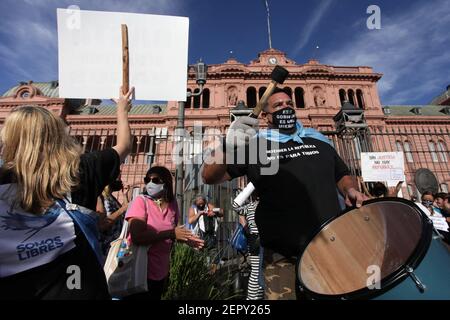 Buenos Aires, Buenos Aires, Argentinien. Februar 2021, 27th. März von der Opposition gegen Fälle von privilegierten Impfungen in Argentinien aufgerufen. Buenos Aires 2021-02-27 Quelle: Carol Smiljan/ZUMA Wire/Alamy Live News Stockfoto