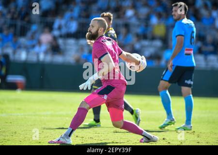 20th. Februar 2021; Netstrata Jubilee Stadium, Sydney, New South Wales, Australien; Australian A League Football, Sydney FC gegen MacArthur FC; Andrew Redmayne von Sydney verteilt den Ball zu seiner Verteidigung Stockfoto