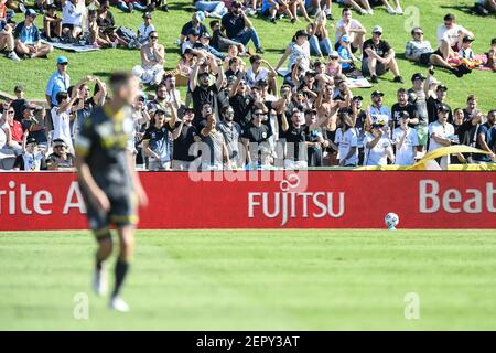 20th. Februar 2021; Netstrata Jubilee Stadium, Sydney, New South Wales, Australien; Australian A League Football, Sydney FC gegen MacArthur FC; MacArthur Fans zeigen ihre Freude mit ihrer Mannschaften Leistung Stockfoto