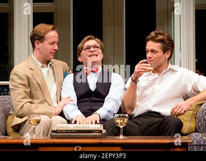 l-r: Geoffrey Streatfeild (Daniel), Jonathan Broadbent (Guy), Julian Ovenden (John) in MY NIGHT WITH REG von Kevin Elyot im Apollo Theatre, London W1 23/01/2015 A Donmar Warehouse 2014 Produktionsdesign: Peter McKintosh Beleuchtung: Paul Pyant Regie: Robert Hastie Stockfoto