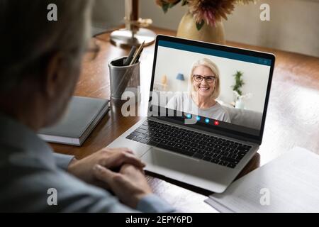 Glücklich reifes Paar chatten online per Videoanruf Stockfoto