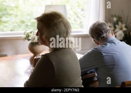 Rückansicht von reifen verärgert ruhigen Ehemann und Ehefrau Stockfoto