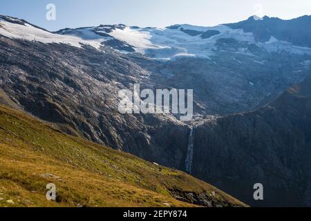 Panoramablick auf das Habachtal. Venediger Group. Habach Kees Gletscher. Wasserfall. Österreichische Alpen. Europa. Stockfoto