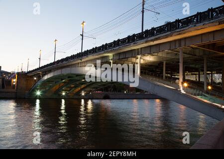 Bolschoj Kamenny Brücke (Greater Stone Bridge), die Moskwa am westlichen Ende des Moskauer Kremls überspannt Stockfoto