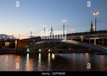 Bolschoj Kamenny Brücke (Greater Stone Bridge), die Moskwa am westlichen Ende des Moskauer Kremls überspannt Stockfoto