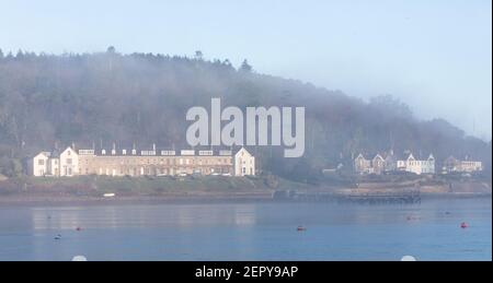 Currabinny, Cork, Irland. 28th. Februar 2021. Am frühen Morgen Nebel beginnt zu disapate als Sonnenlicht beginnt, die Häuser am Meer in Currabinny, Co. Cork, Irland zu beleuchten. - Credit; David Creedon / Alamy Live News Stockfoto