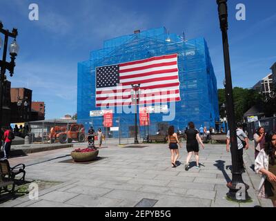 Gerüst um die Fassade der Faneuil Hall in Boston. Stockfoto