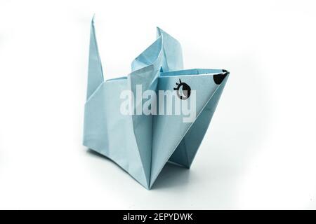 Origami-Maus auf weißem Hintergrund isoliert. Zufriedenstellende Papierkunst. Stockfoto