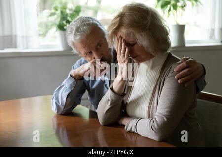 Verärgert mittleren Alters Familienpaar immer schlechte Nachrichten Stockfoto