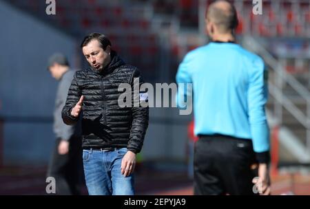 Nürnberg, Deutschland. Februar 2021, 28th. Fußball: 2. Bundesliga, 1. FC Nürnberg - Eintracht Braunschweig, Matchday 23, Max-Morlock-Stadion Nürnberg. Braunschweiger Coach Daniel Meyer Gesten. Quelle: Timm Schamberger/dpa - WICHTIGER HINWEIS: Gemäß den Bestimmungen der DFL Deutsche Fußball Liga und/oder des DFB Deutscher Fußball-Bund ist es untersagt, im Stadion und/oder des Spiels aufgenommene Fotos in Form von Sequenzbildern und/oder videoähnlichen Fotoserien zu verwenden oder zu verwenden./dpa/Alamy Live News Stockfoto