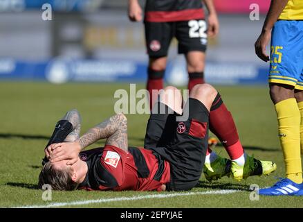 Nürnberg, Deutschland. Februar 2021, 28th. Fußball: 2. Bundesliga, 1. FC Nürnberg - Eintracht Braunschweig, Matchday 23, Max-Morlock-Stadion Nürnberg. Der Nürnberger Manuel Schäffler hält sich den Kopf fest. Quelle: Timm Schamberger/dpa - WICHTIGER HINWEIS: Gemäß den Bestimmungen der DFL Deutsche Fußball Liga und/oder des DFB Deutscher Fußball-Bund ist es untersagt, im Stadion und/oder des Spiels aufgenommene Fotos in Form von Sequenzbildern und/oder videoähnlichen Fotoserien zu verwenden oder zu verwenden./dpa/Alamy Live News Stockfoto