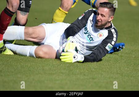 Nürnberg, Deutschland. Februar 2021, 28th. Fußball: 2. Bundesliga, 1. FC Nürnberg - Eintracht Braunschweig, Matchday 23, Max-Morlock-Stadion Nürnberg. Braunschweiger Torhüterin Jasmin Fejzic hat den Ball. Quelle: Timm Schamberger/dpa - WICHTIGER HINWEIS: Gemäß den Bestimmungen der DFL Deutsche Fußball Liga und/oder des DFB Deutscher Fußball-Bund ist es untersagt, im Stadion und/oder des Spiels aufgenommene Fotos in Form von Sequenzbildern und/oder videoähnlichen Fotoserien zu verwenden oder zu verwenden./dpa/Alamy Live News Stockfoto