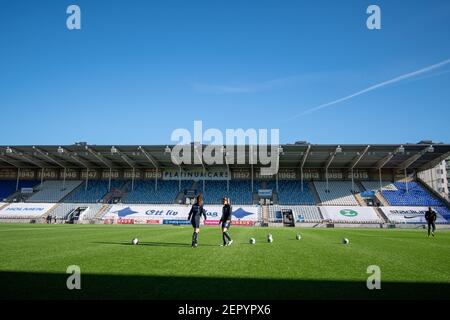 Linkopings FC erwärmt sich vor dem schwedischen Cup-Spiel zwischen Norrkoping und Linkoping in der Platinumcars Arena in Norrkoping, Schweden Stockfoto