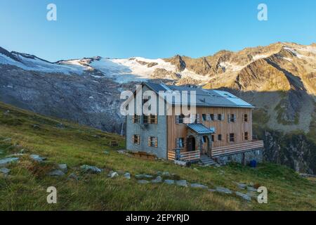 Neue Thüringer Hütte Berghütte. Habachtal in den Hohen Tauern. Sonnenlicht bei Sonnenaufgang. Venediger Group. Österreichische Alpen. Europa. Stockfoto