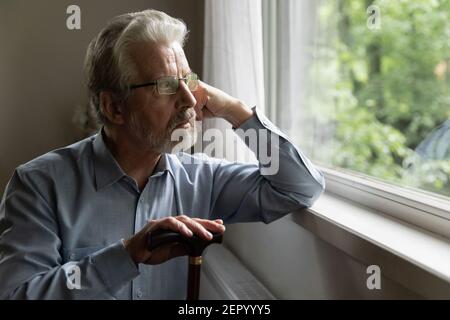 Nachdenklicher Mann im Alter von 70s Jahren mit Brille Stockfoto