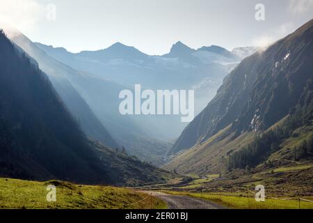 Blick auf das Habachtal, Sonnenlicht bei Sonnenaufgang. Venediger Group. Habach Kees Gletscher. Österreichische Alpen. Europa. Stockfoto