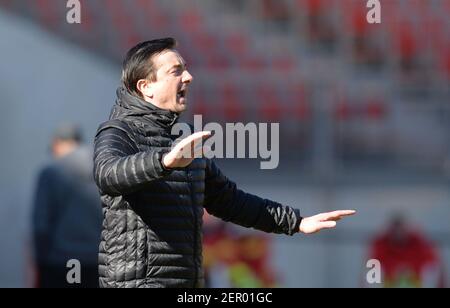 Nürnberg, Deutschland. Februar 2021, 28th. Fußball: 2. Bundesliga, 1. FC Nürnberg - Eintracht Braunschweig, Matchday 23, Max-Morlock-Stadion Nürnberg. Braunschweiger Coach Daniel Meyer Gesten. Quelle: Timm Schamberger/dpa - WICHTIGER HINWEIS: Gemäß den Bestimmungen der DFL Deutsche Fußball Liga und/oder des DFB Deutscher Fußball-Bund ist es untersagt, im Stadion und/oder des Spiels aufgenommene Fotos in Form von Sequenzbildern und/oder videoähnlichen Fotoserien zu verwenden oder zu verwenden./dpa/Alamy Live News Stockfoto