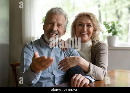 Porträt eines Familienpaares mittleren Alters, das spricht und lacht Stockfoto