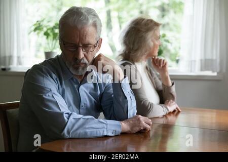 Frustriertes Familienpaar mittleren Alters, das sich gegenseitig ignoriert Stockfoto