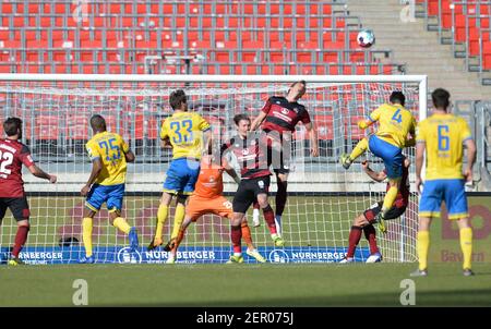 Nürnberg, Deutschland. Februar 2021, 28th. Fußball: 2. Bundesliga, 1. FC Nürnberg - Eintracht Braunschweig, Matchday 23, Max-Morlock-Stadion Nürnberg. Der Nürnberger Georg Margreiter (4th v.r.) führt den Ball an. Quelle: Timm Schamberger/dpa - WICHTIGER HINWEIS: Gemäß den Bestimmungen der DFL Deutsche Fußball Liga und/oder des DFB Deutscher Fußball-Bund ist es untersagt, im Stadion und/oder des Spiels aufgenommene Fotos in Form von Sequenzbildern und/oder videoähnlichen Fotoserien zu verwenden oder zu verwenden./dpa/Alamy Live News Stockfoto