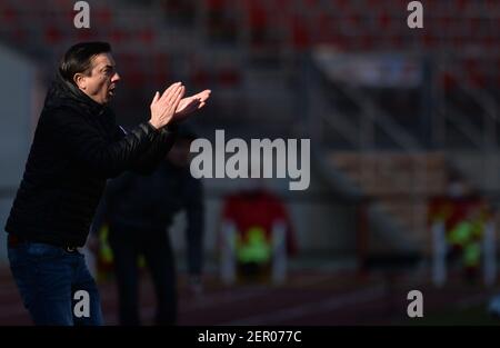 Nürnberg, Deutschland. Februar 2021, 28th. Fußball: 2. Bundesliga, 1. FC Nürnberg - Eintracht Braunschweig, Matchday 23, Max-Morlock-Stadion Nürnberg. Braunschweiger Coach Daniel Meyer Gesten. Quelle: Timm Schamberger/dpa - WICHTIGER HINWEIS: Gemäß den Bestimmungen der DFL Deutsche Fußball Liga und/oder des DFB Deutscher Fußball-Bund ist es untersagt, im Stadion und/oder des Spiels aufgenommene Fotos in Form von Sequenzbildern und/oder videoähnlichen Fotoserien zu verwenden oder zu verwenden./dpa/Alamy Live News Stockfoto