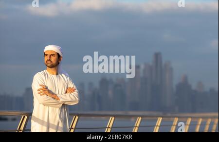 emirati man in Al Jaddaf Waterfront in Dubai mit Burj Khalifa im Hintergrund Stockfoto