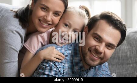 Porträt von niedlichen glücklich Familie auf Couch gestapelt Stockfoto