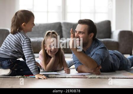 Bester Vater gibt hohe fünf zu glücklichen kleinen Kind Stockfoto