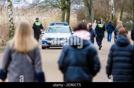 Hamburg, Deutschland. Februar 2021, 28th. Polizeibeamte patrouillieren zu Fuß und in Fahrzeugen rund um die Hamburger Außenalster, um die seit Samstag in Kraft getretene erweiterte Maskenpflicht durch direkte Ansprache zu überwachen und durchzusetzen. Quelle: Markus Scholz/dpa/Alamy Live News Stockfoto