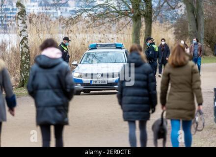 Hamburg, Deutschland. Februar 2021, 28th. Polizeibeamte patrouillieren zu Fuß und in Fahrzeugen rund um die Hamburger Außenalster, um die seit Samstag in Kraft getretene erweiterte Maskenpflicht durch direkte Ansprache zu überwachen und durchzusetzen. Quelle: Markus Scholz/dpa/Alamy Live News Stockfoto