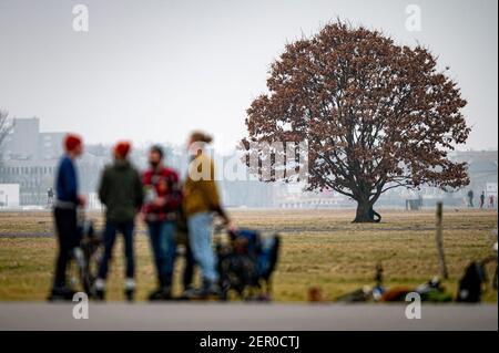 Berlin, Deutschland. Februar 2021, 28th. Bei kühlem Wetter laufen die Menschen über das Tempelhofer Feld. Quelle: Fabian Sommer/dpa/Alamy Live News Stockfoto