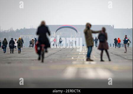 Berlin, Deutschland. Februar 2021, 28th. Bei kühlem Wetter laufen die Menschen über das Tempelhofer Feld. Quelle: Fabian Sommer/dpa/Alamy Live News Stockfoto