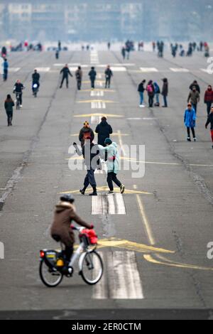 Berlin, Deutschland. Februar 2021, 28th. Bei kühlem Wetter laufen die Menschen über das Tempelhofer Feld. Quelle: Fabian Sommer/dpa/Alamy Live News Stockfoto