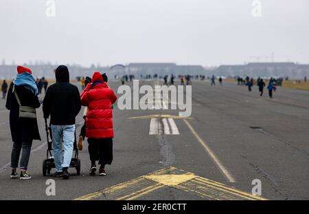 Berlin, Deutschland. Februar 2021, 28th. Bei kühlem Wetter laufen die Menschen über das Tempelhofer Feld. Quelle: Fabian Sommer/dpa/Alamy Live News Stockfoto