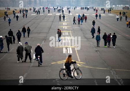 Berlin, Deutschland. Februar 2021, 28th. Bei kühlem Wetter laufen die Menschen über das Tempelhofer Feld. Quelle: Fabian Sommer/dpa/Alamy Live News Stockfoto