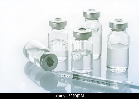 Spritze und Medikamentenflasche für Injektion, Influenza-Impfstoff-Konzept Stockfoto