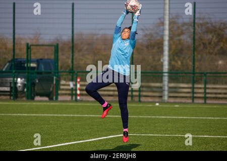 Loughborough, Großbritannien. Februar 2021, 28th. Chloe Morgan (#1 Crystal Palace) erwärmt sich während des FA Womens Championship League Spiels zwischen Leicester City und Crystal Palace im Farley Way Stadium in Loughborough, England. Kredit: SPP Sport Presse Foto. /Alamy Live Nachrichten Stockfoto