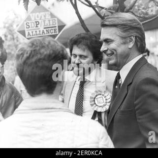 SDP-LEITER DR. DAVID OWEN UND SDP-KANDIDAT MIKE HANCOCK FÜR DIE NACHWAHL IN PORTSMOUTH SOUTH SPRECHEN IM PALMERSTON ROAD-VIERTEL MIT KÄUFERN. PIC MIKE WALKER, M. UND Y. PORTSMOUTH 1984 Stockfoto