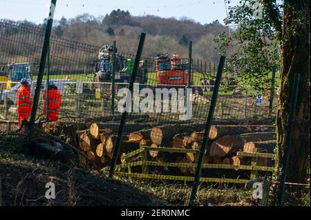 Aylesbury, Buckinghamshire, Großbritannien. 26th. Februar 2021. HS2 Ltd haben viele der Bäume im mittelalterlichen Spinney in der kleinen Dean Lane in der Nähe von Wendover, Aylesbury gefällt. Die Anwohner sind herzzerbrochen, um die Zerstörung zu sehen, die HS2 um Wendover und Aylesbury herum verursacht. High Speed Rail 2 schnitzen eine riesige Narbe über die Chilterns, ein Gebiet von herausragender natürlicher Schönheit für die umstrittene Bahnverbindung von London nach Birmingham. Da viele Pendler wählen, um zu Hause dauerhaft die Notwendigkeit für Pendlerzüge dimmt von Tag zu Tag zu arbeiten. Quelle: Maureen McLean/Alamy Stockfoto